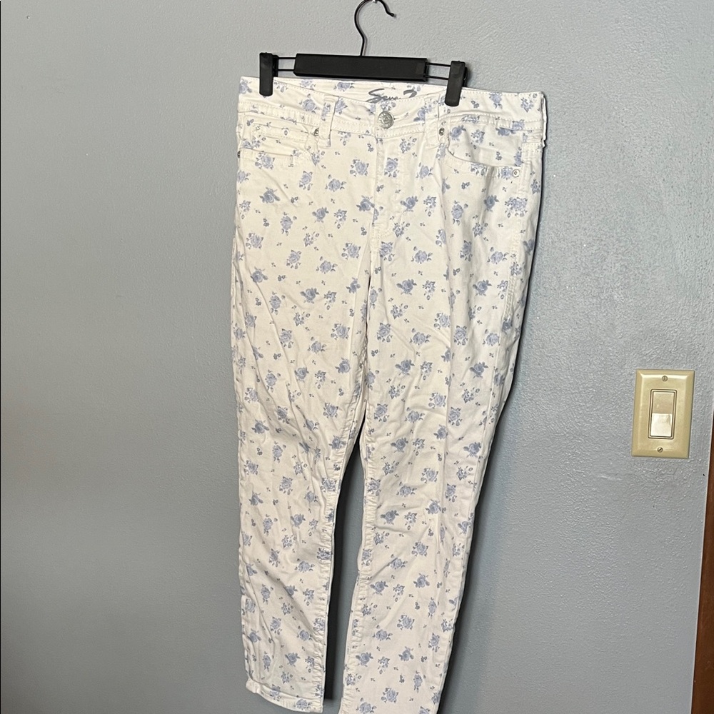Seven7 White Skinny Jeans with Light Blue Floral Print